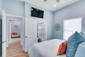 Steps to Coast: Gorgeous Beach House in Galveston