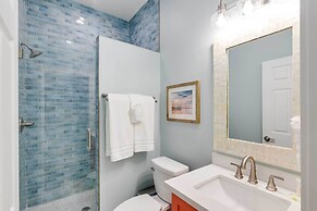 Steps to Coast: Gorgeous Beach House in Galveston