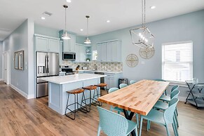 Steps to Coast: Gorgeous Beach House in Galveston