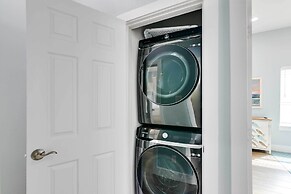 Steps to Coast: Gorgeous Beach House in Galveston