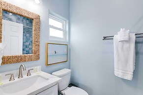 Steps to Coast: Gorgeous Beach House in Galveston