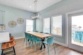 Steps to Coast: Gorgeous Beach House in Galveston