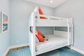 Steps to Coast: Gorgeous Beach House in Galveston