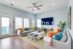 Steps to Coast: Gorgeous Beach House in Galveston
