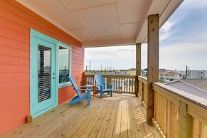 Steps to Coast: Gorgeous Beach House in Galveston