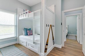 Steps to Coast: Gorgeous Beach House in Galveston