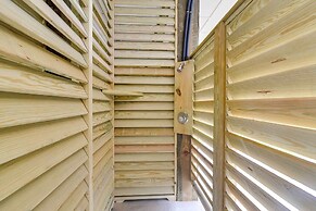 Steps to Coast: Gorgeous Beach House in Galveston