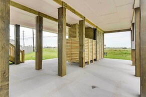 Steps to Coast: Gorgeous Beach House in Galveston