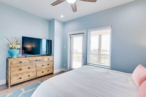 Steps to Coast: Gorgeous Beach House in Galveston