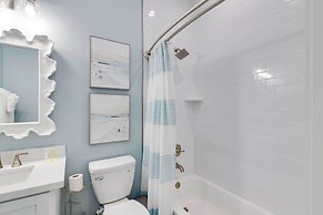 Steps to Coast: Gorgeous Beach House in Galveston