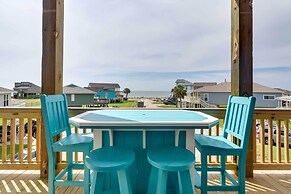 Steps to Coast: Gorgeous Beach House in Galveston