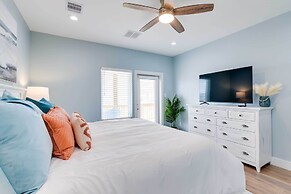 Steps to Coast: Gorgeous Beach House in Galveston