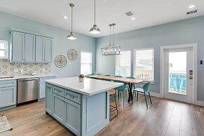 Steps to Coast: Gorgeous Beach House in Galveston