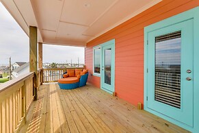 Steps to Coast: Gorgeous Beach House in Galveston