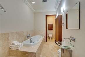 Groveland Home w/ Pool: Luxurious Lakefront Oasis!