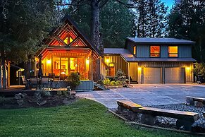 Waterfront Sunriver Home w/ Hot Tub & Fireplace!