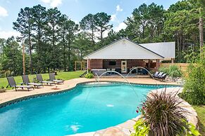 Broken Bow Vacation Rental w/ Pool & Hot Tub!