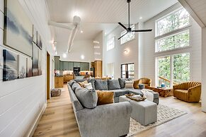 Stunning Cabin w/ Hot Tub, 1 Mi to Broken Bow Lake