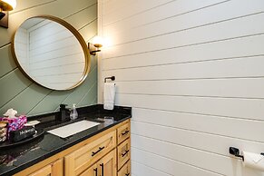 Stunning Cabin w/ Hot Tub, 1 Mi to Broken Bow Lake