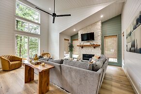 Stunning Cabin w/ Hot Tub, 1 Mi to Broken Bow Lake