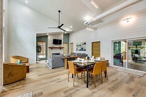 Stunning Cabin w/ Hot Tub, 1 Mi to Broken Bow Lake