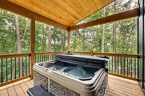 Stunning Cabin w/ Hot Tub, 1 Mi to Broken Bow Lake