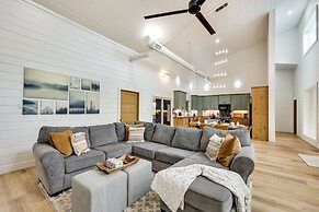 Stunning Cabin w/ Hot Tub, 1 Mi to Broken Bow Lake