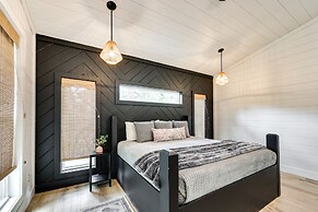 Stunning Cabin w/ Hot Tub, 1 Mi to Broken Bow Lake