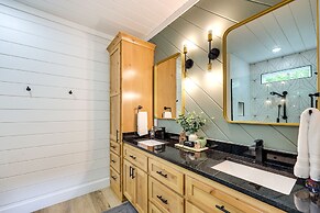 Stunning Cabin w/ Hot Tub, 1 Mi to Broken Bow Lake