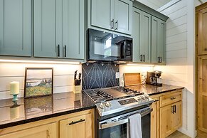 Stunning Cabin w/ Hot Tub, 1 Mi to Broken Bow Lake