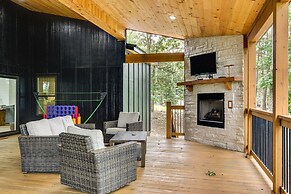 Stunning Cabin w/ Hot Tub, 1 Mi to Broken Bow Lake