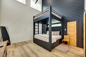 Stunning Cabin w/ Hot Tub, 1 Mi to Broken Bow Lake