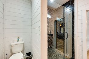 Stunning Cabin w/ Hot Tub, 1 Mi to Broken Bow Lake