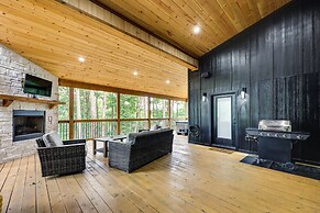 Stunning Cabin w/ Hot Tub, 1 Mi to Broken Bow Lake