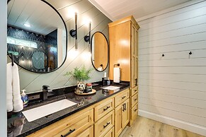 Stunning Cabin w/ Hot Tub, 1 Mi to Broken Bow Lake