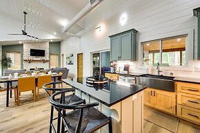 Stunning Cabin w/ Hot Tub, 1 Mi to Broken Bow Lake