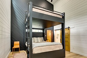 Stunning Cabin w/ Hot Tub, 1 Mi to Broken Bow Lake