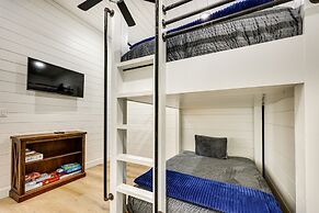 Stunning Cabin w/ Hot Tub, 1 Mi to Broken Bow Lake