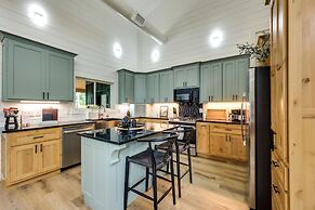 Stunning Cabin w/ Hot Tub, 1 Mi to Broken Bow Lake