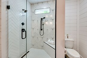 Stunning Cabin w/ Hot Tub, 1 Mi to Broken Bow Lake