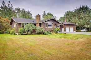 Riverfront Rental w/ Deck: 4 Mi to Wallace Falls!