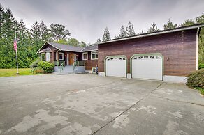 Riverfront Rental w/ Deck: 4 Mi to Wallace Falls!