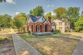 Walk to Bergfeld Park: 1928 Azalea District Home