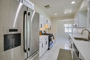 7 Mi to Sunset Beach: Oasis w/ Pool & Grill!