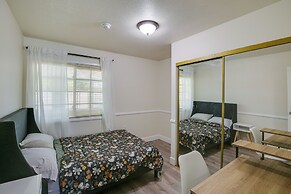 7 Mi to Sunset Beach: Oasis w/ Pool & Grill!