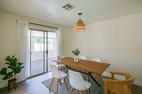 7 Mi to Sunset Beach: Oasis w/ Pool & Grill!