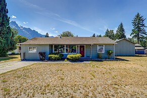 Darrington Rental w/ Private Yard & Mountain Views