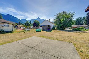 Darrington Rental w/ Private Yard & Mountain Views