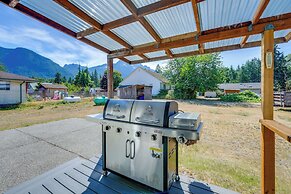 Darrington Rental w/ Private Yard & Mountain Views