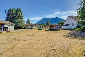 Darrington Rental w/ Private Yard & Mountain Views